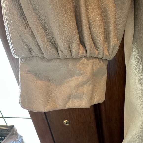 Gorgeous women’s leather and fox fur trim fur trim long coat - Picture 4 of 6